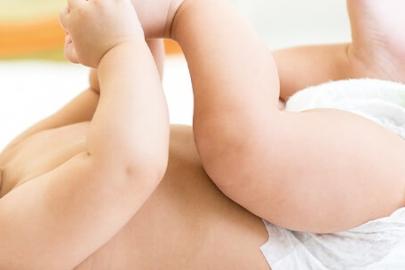 Çocuklarda kalça çıkığının en önemli nedeni nedir?