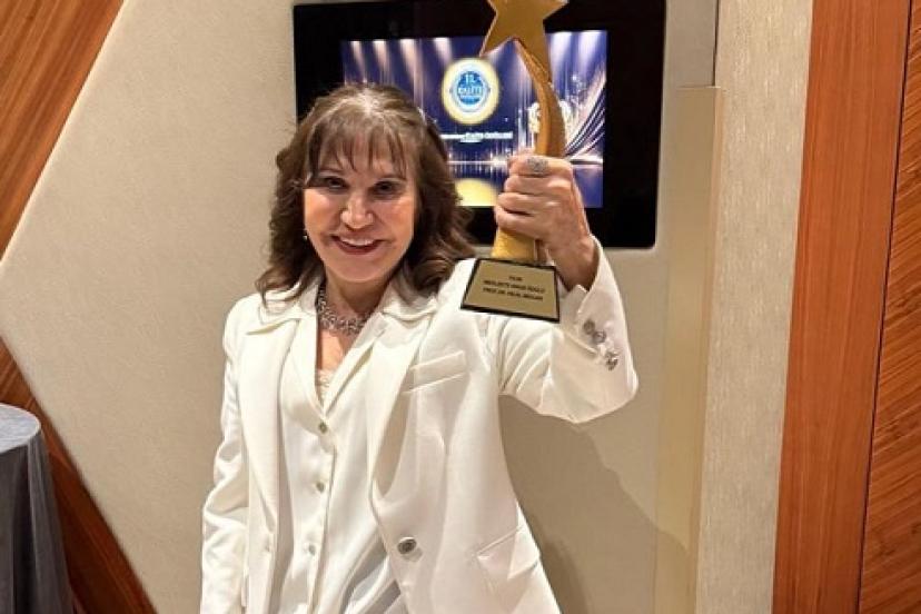 Dr. Hilal Mocan'a "Yılın Meslekte Onur Ödülü"